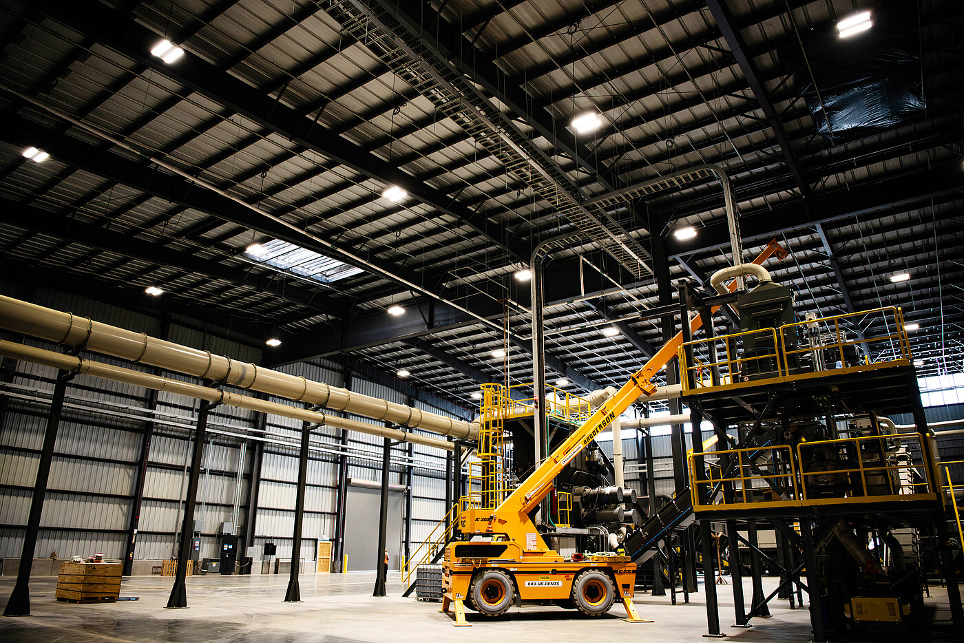 Foto: Aurubis: Fortschritt der Baustelle der Halle in Richmond, ein gelber Bagger steht mittendrin
