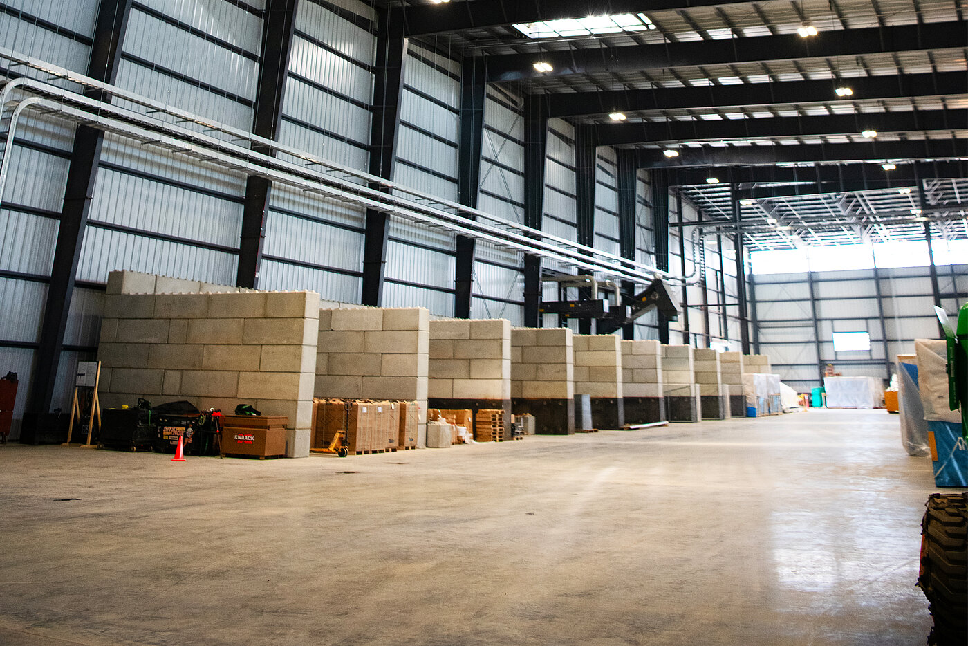 Foto: Aurubis: Ansicht im Inneren der Baustellenhalle Richmond, Betonblöcke werden gebaut